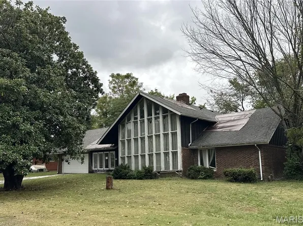 11 Calhoun Ln, East Saint Louis, IL 62203