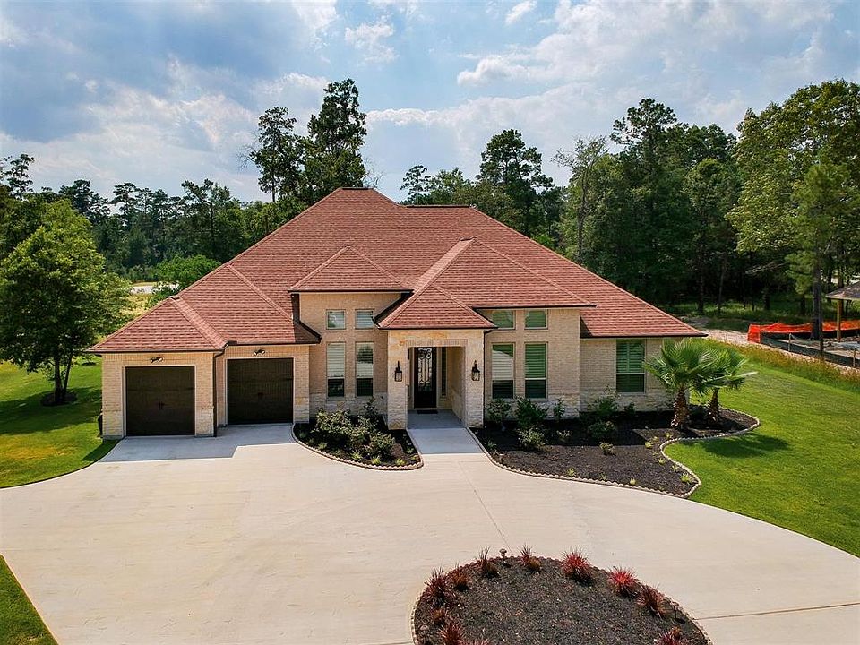Benders Landing Estates offers 1 plus acre Custom Homes. Offering luxury finishes and designer details in a smaller square foot home that still provides a large wooded lot for space and privacy.