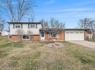 1331 Nancywood Ct, Waterford, MI 48327