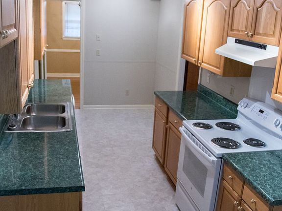 3rd image of 1050 Robin Hood Ln
