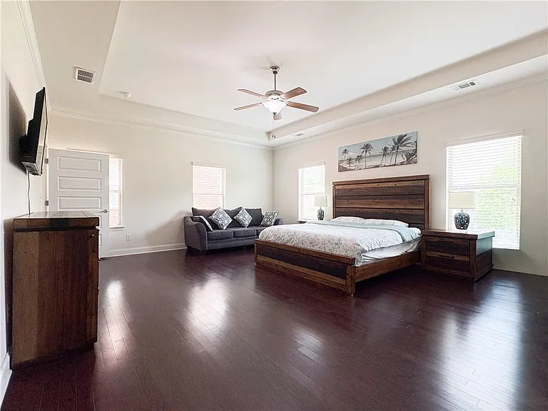 10643 Naramore Ln — Photo 17
