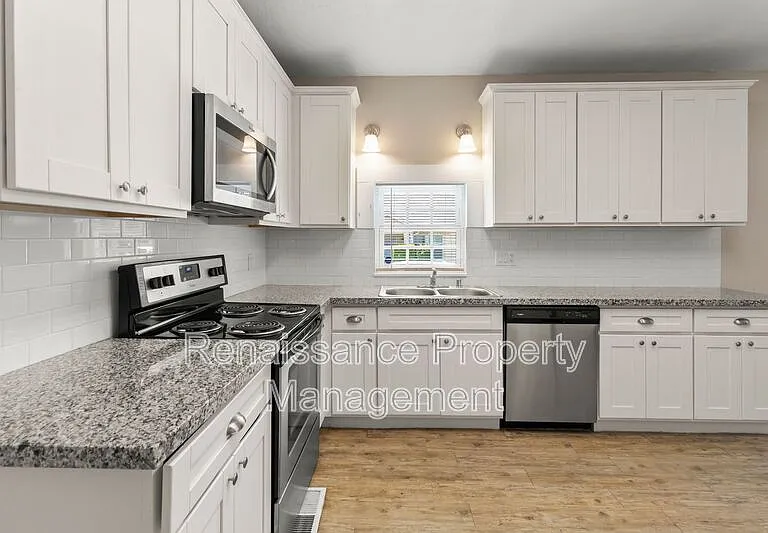 400 E Ellis St — Photo 16