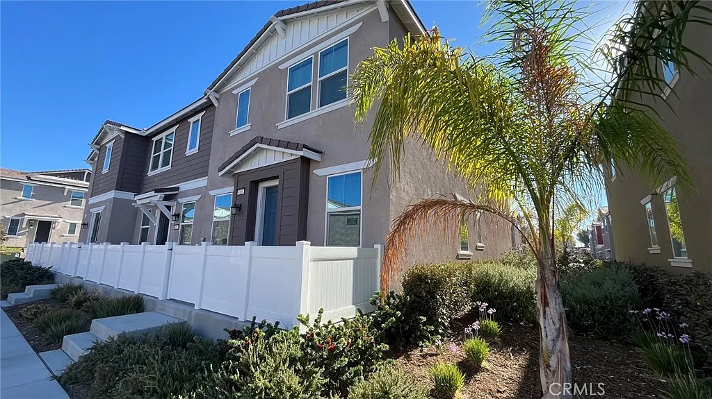 3 bed, 2.5 bath, 1506 sqft, $3,100 — Photo 2