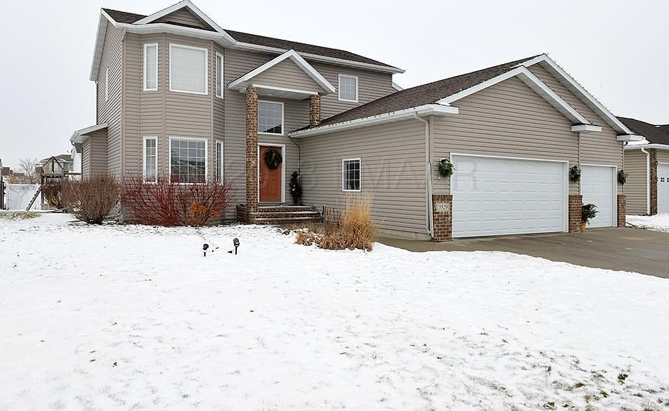 Great 2 Story in Pointe West