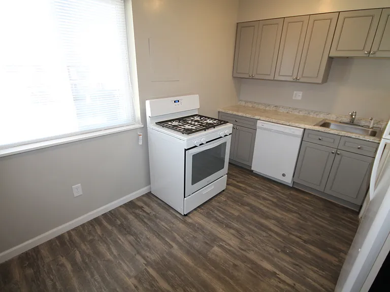 451 Alden Ave — Photo 32