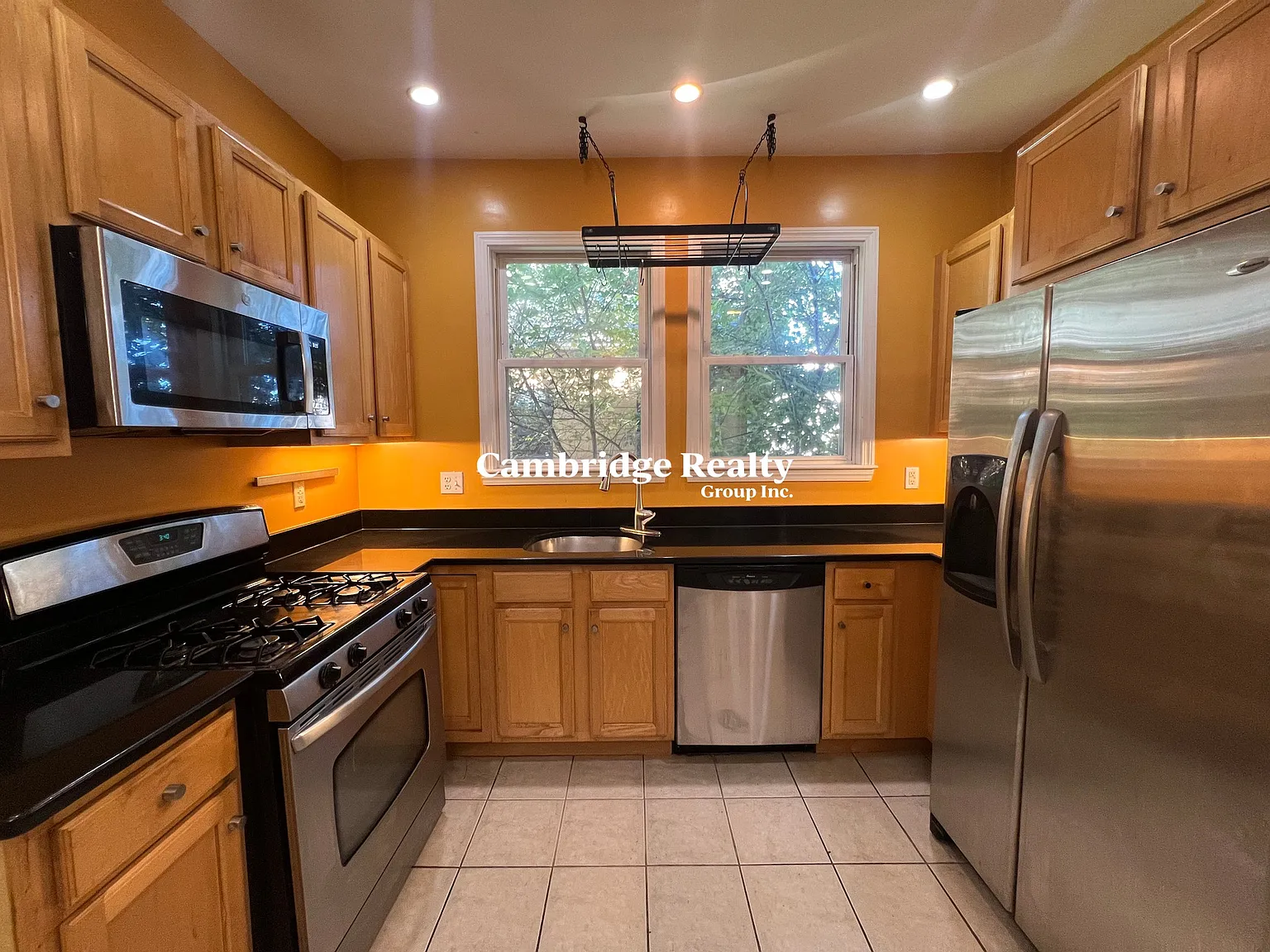 3 bed, 1.0 bath, 1200 sqft, $3,700 — Photo 2