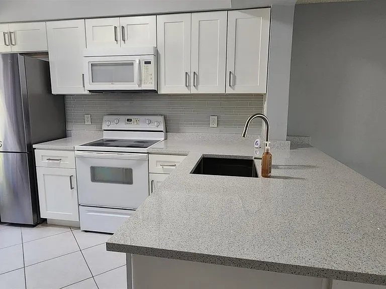 211 Mallory Ct #211 — Photo 8