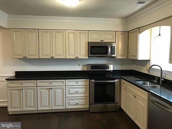 4th image of 1023 Queens Ct