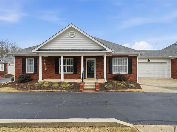 102 Courtyard Ln, Woodstock, GA 30189