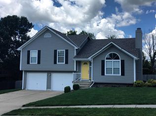 1300 NE Burgandy Ln, Lees Summit, MO 64086