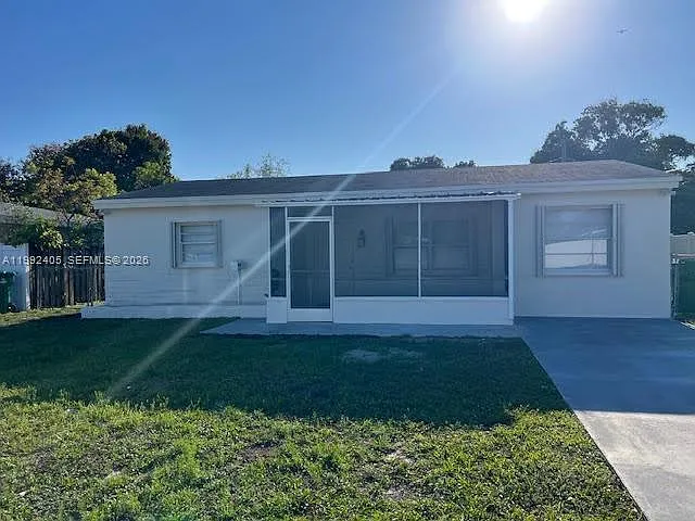 2820 SW 65th Ave — Photo 1