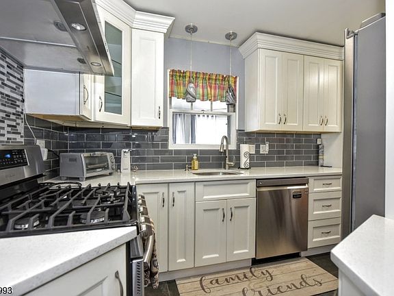 3rd image of 166 Kent St