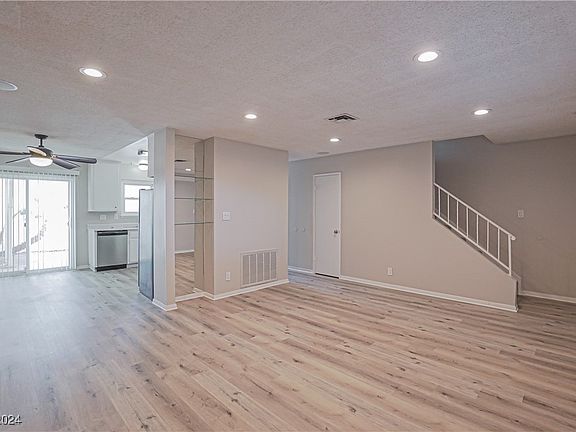 3rd image of 578 Greenbriar Townhouse Way