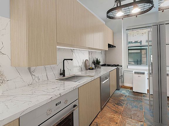 3rd image of 875 W 181st St APT 4L