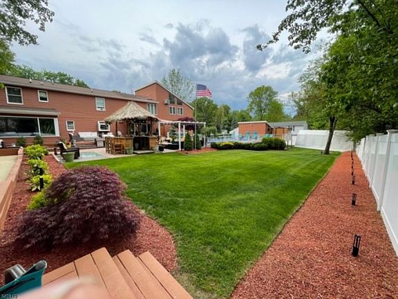 3rd image of 10 Esther Dr