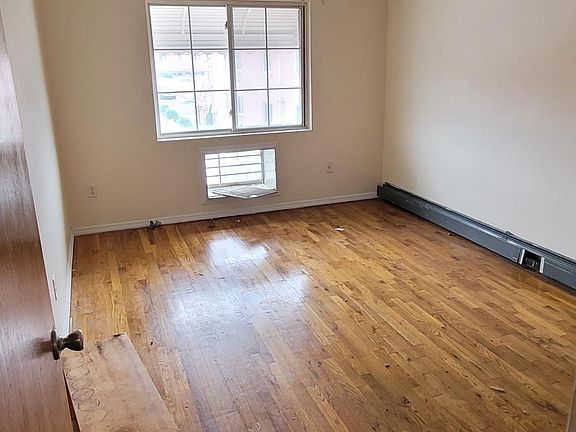 3rd image of 945 E 57th St Floor 2