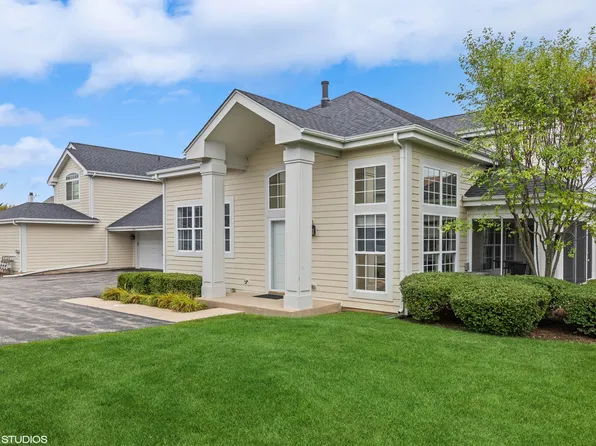 9415 Georgetown Ln #9415, Crystal Lake, IL 60014