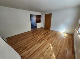 9452 Maple Dr, Des Plaines, IL
