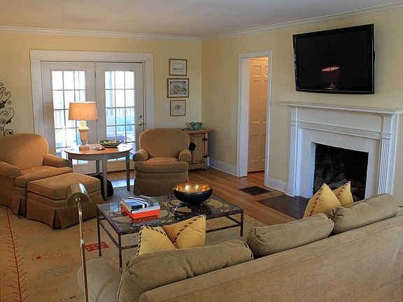 3rd image of 1621 Berkley Cir