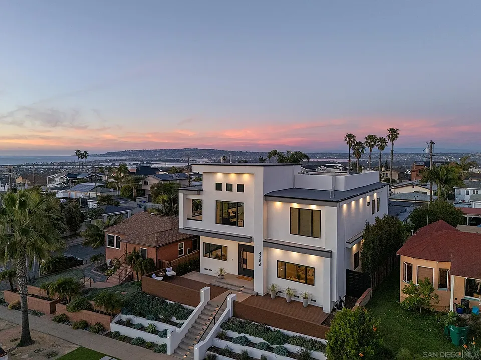 4386 Newport Ave