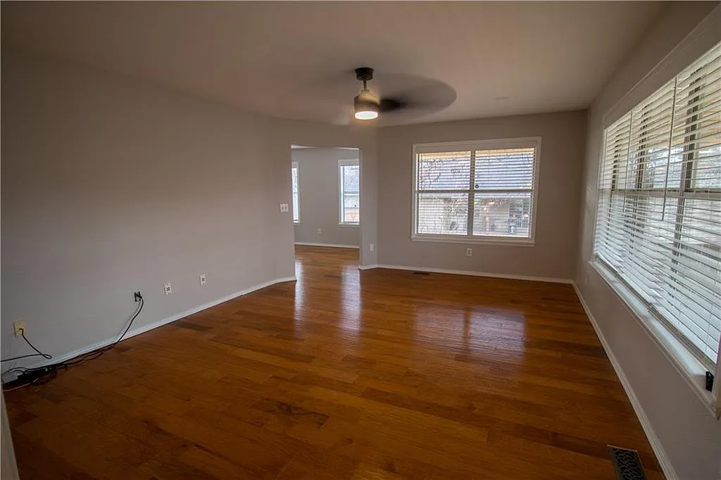 4 bed, 2305 sqft, $2,500 — Photo 4