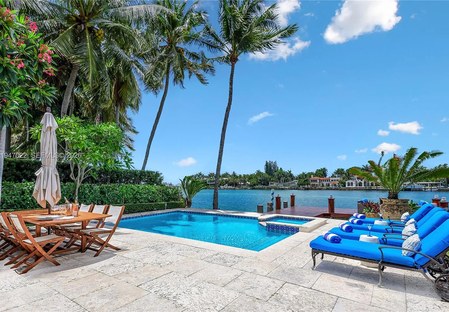 Hibiscus Island — Photo 1
