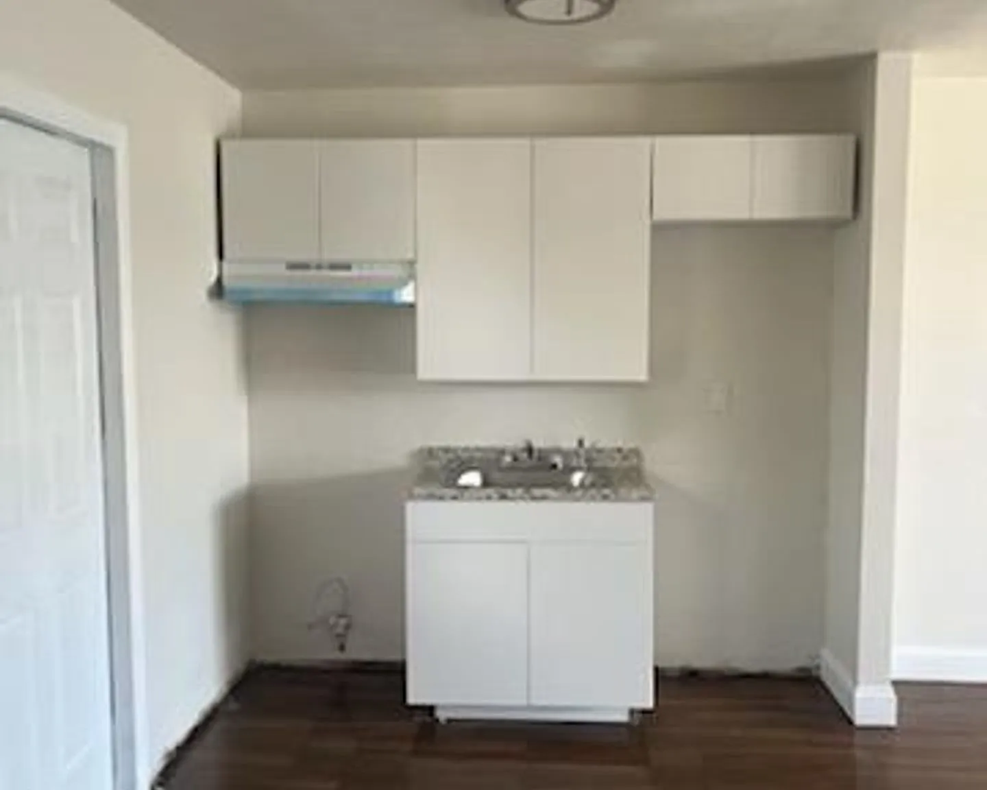 Large Newly Renovated 2 And 3 Bedroom Apartments — Photo 2