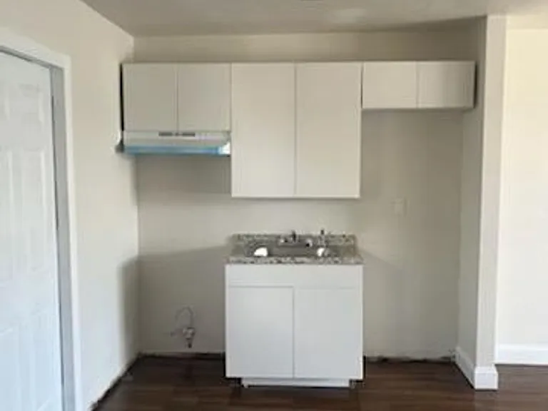 2300 Avenue S #8 — Photo 3