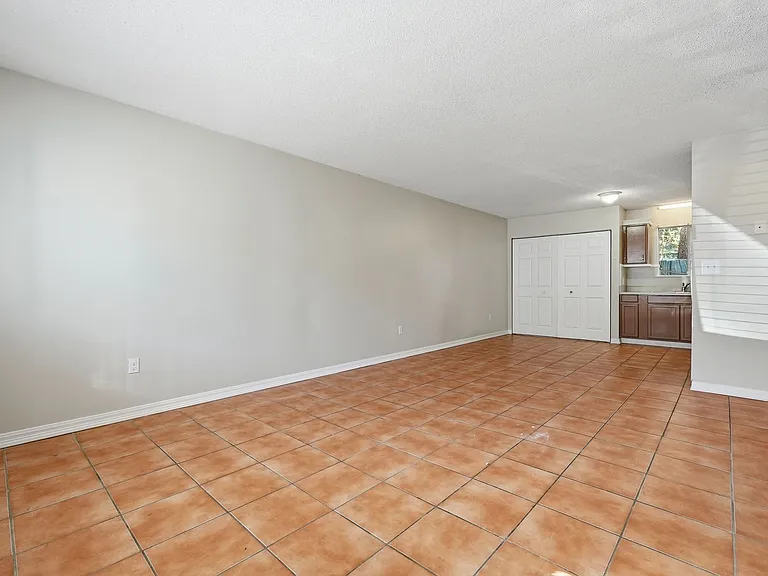 201 College Blvd E #11 — Photo 8