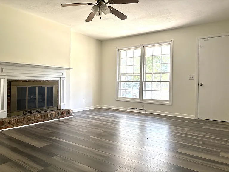 216 Lakeland Dr — Photo 2