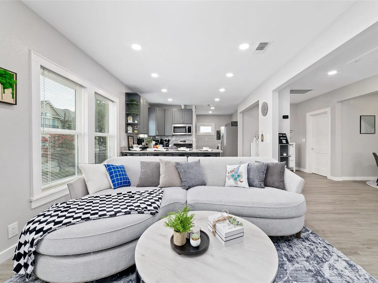 3 bed, 2.0 bath, 2880 sqft, $3,600 — Photo 2