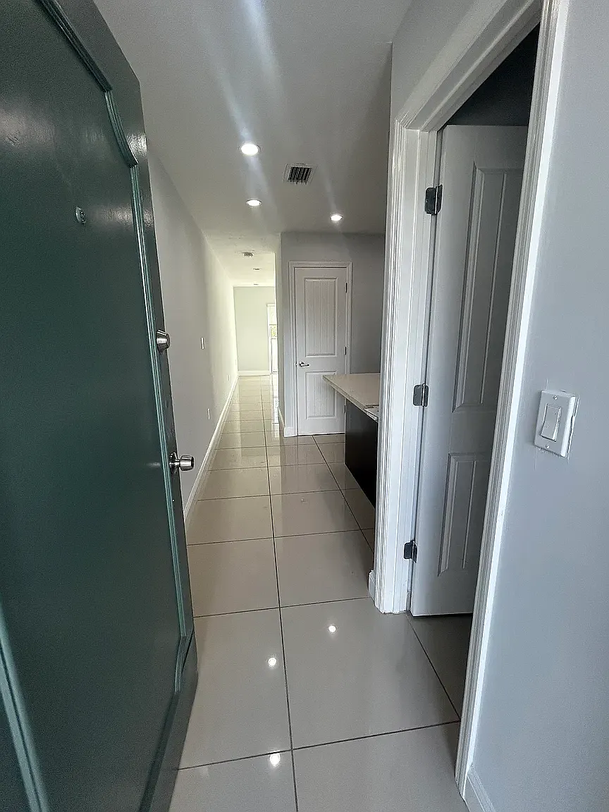 2 bed, 975 sqft, $2,400 — Photo 3
