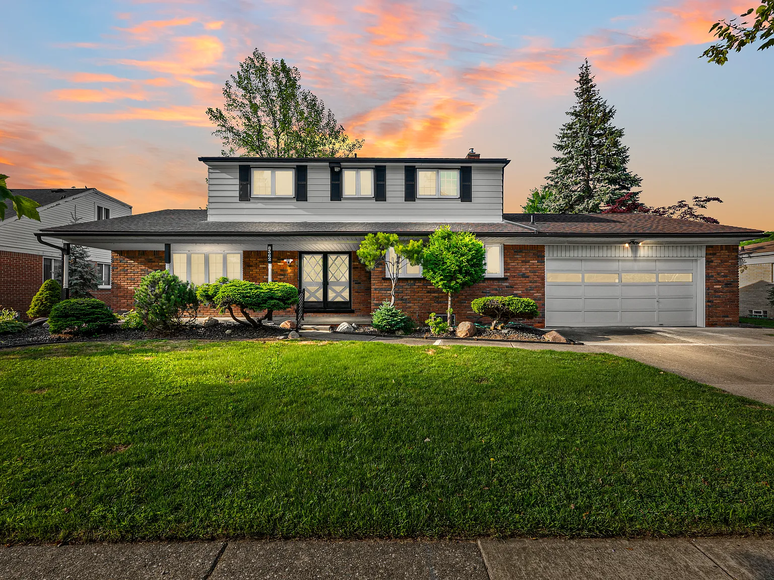 4 bed, 2.5 bath, 2370 sqft, $2,800 — Photo 1