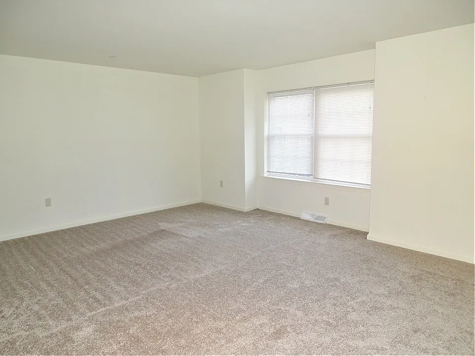 3 bed, 1.5 bath, 1440 sqft, $1,695 — Photo 2