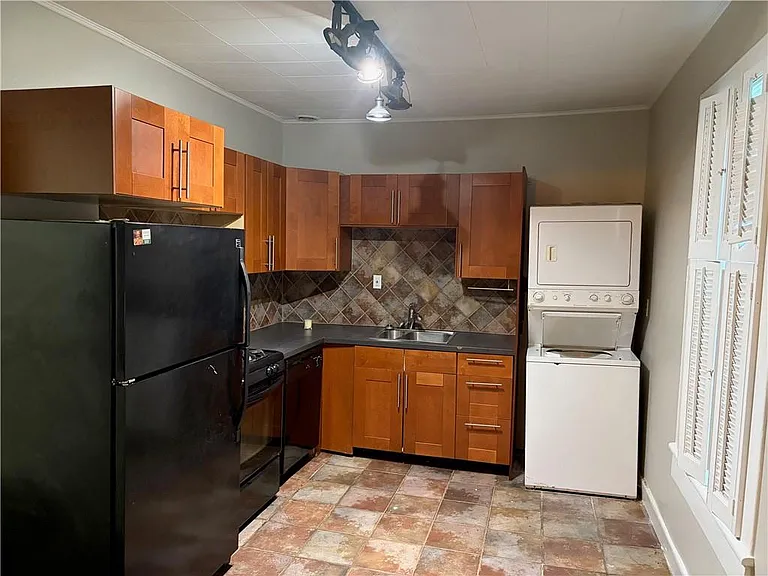 1786 Linwood Ave — Photo 9