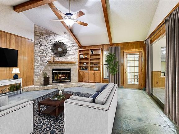 4th image of 213 Oakwood Dr