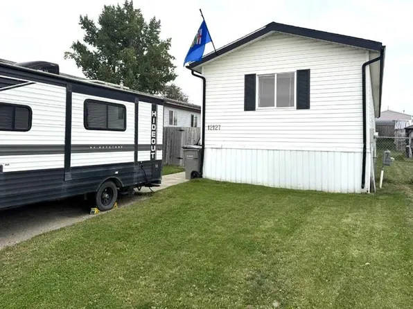12127 W 97b St, Grande Prairie, AB T8V 7P2