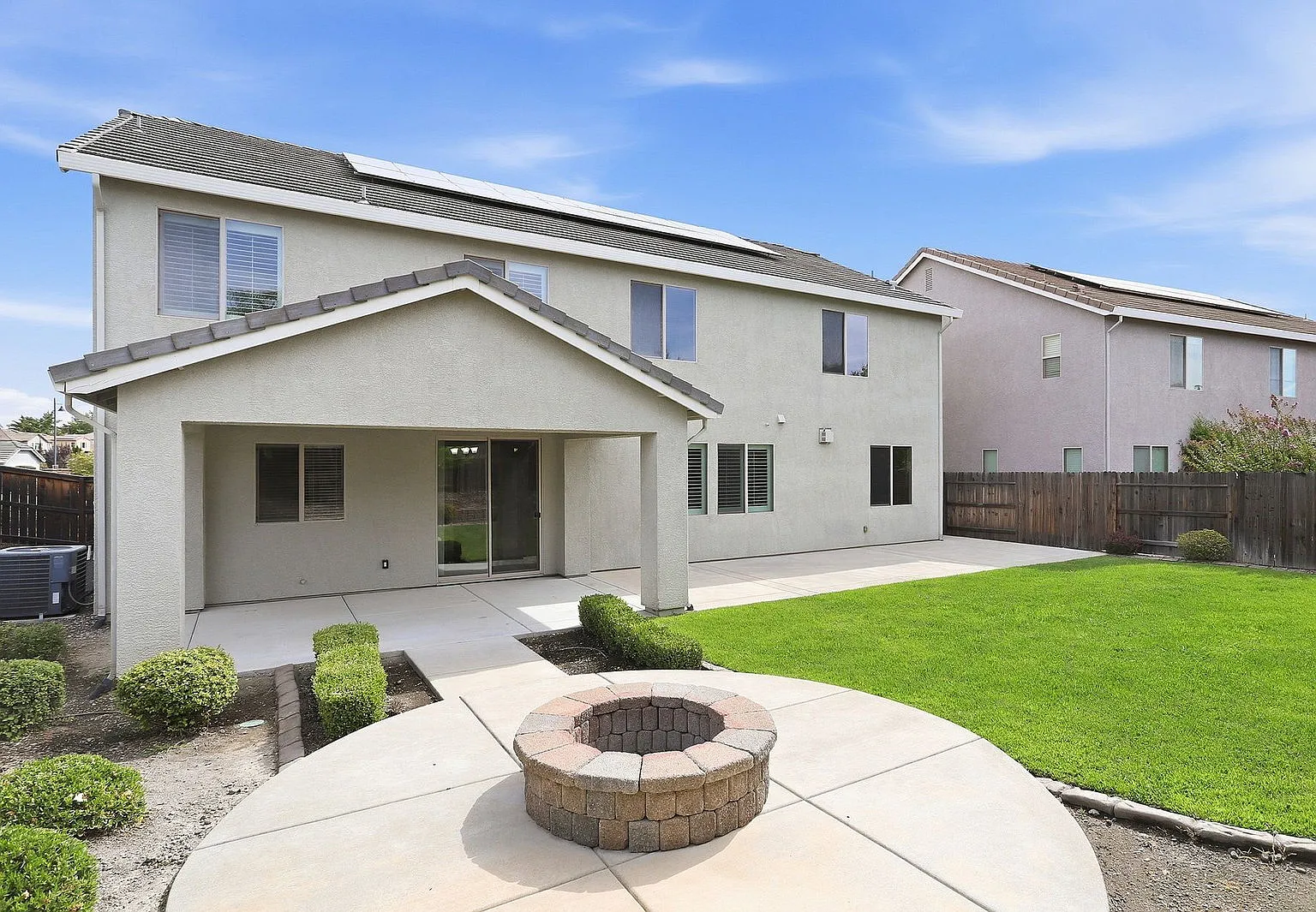 5 bed, 4.5 bath, 4000 sqft, $3,795 — Photo 2