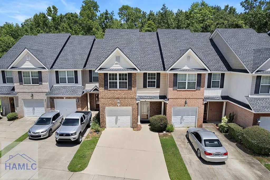 3 bed, 2.5 bath, 2395 sqft, $2,300 — Photo 2
