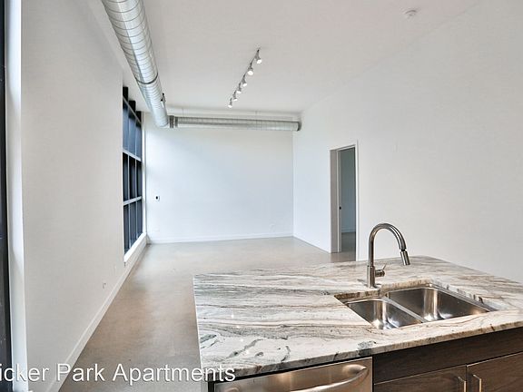 4th image of 1062 N Ashland Ave Unit 301