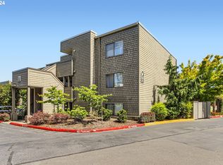 5624 S Riverside Ln APT 14, Portland, OR 97239