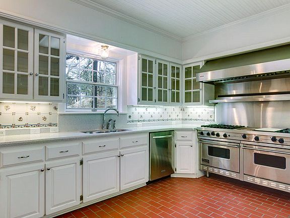 4th image of 2801 Forest Ave
