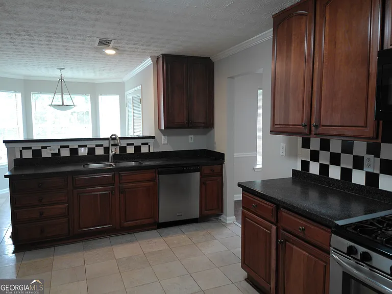 235 Vaness Dr — Photo 6