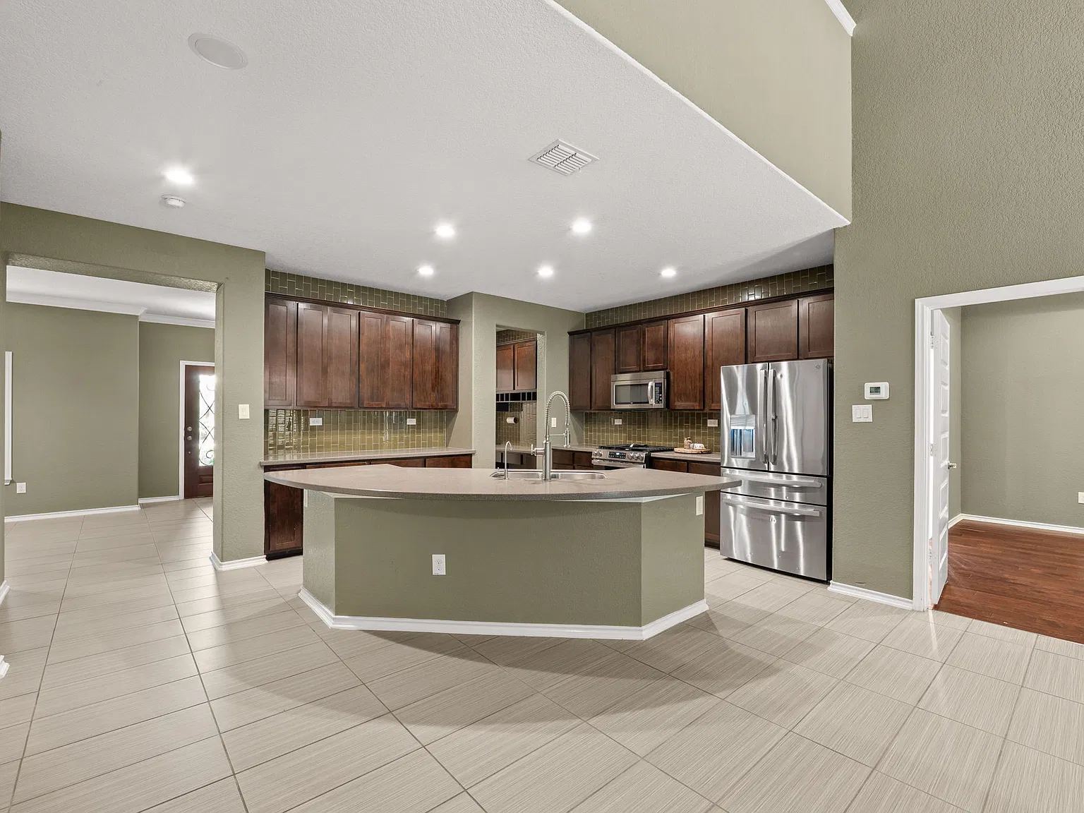 4 bed, 2695 sqft, $2,950 — Photo 3