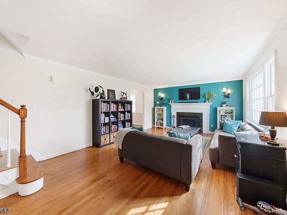 4th image of 25 E Sumner Ave