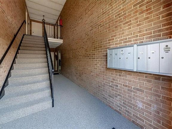 4th image of 6 Fountain View Cir APT B