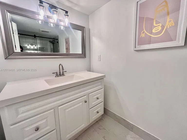 5838 Collins Ave #2D — Photo 16