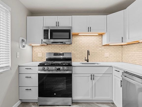 2nd image of 945 Ohlman Ave #1