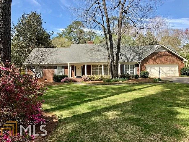 415 Country Club Dr photo 1