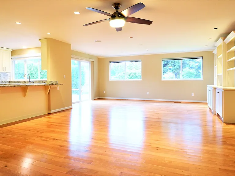 1814 Whitman Ct NE — Photo 2